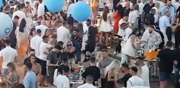Nimeni nu păstrează distanțarea socială și nici nu poartă mască la astfel de petreceriFoto: Observatornews.ro