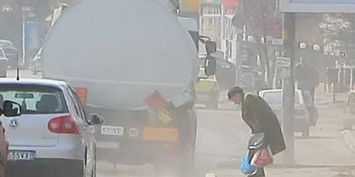 Praful ridicat de maşinile mari îi îneacă pe trecători