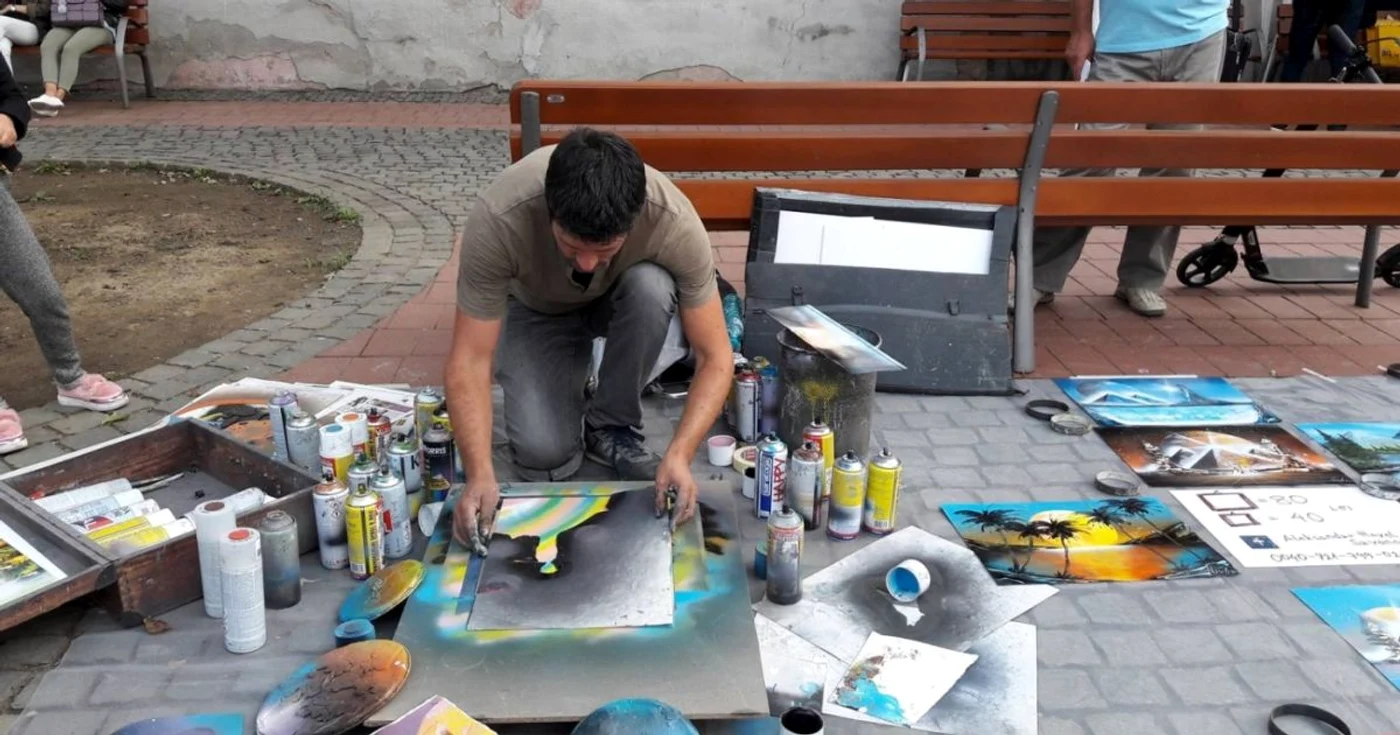Sârbul care face pictură cu spray în Piaţa Libertăţi FOTO Both