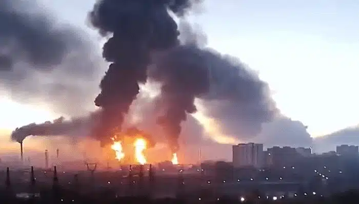GIF Rusia rafinarie lovita de drone