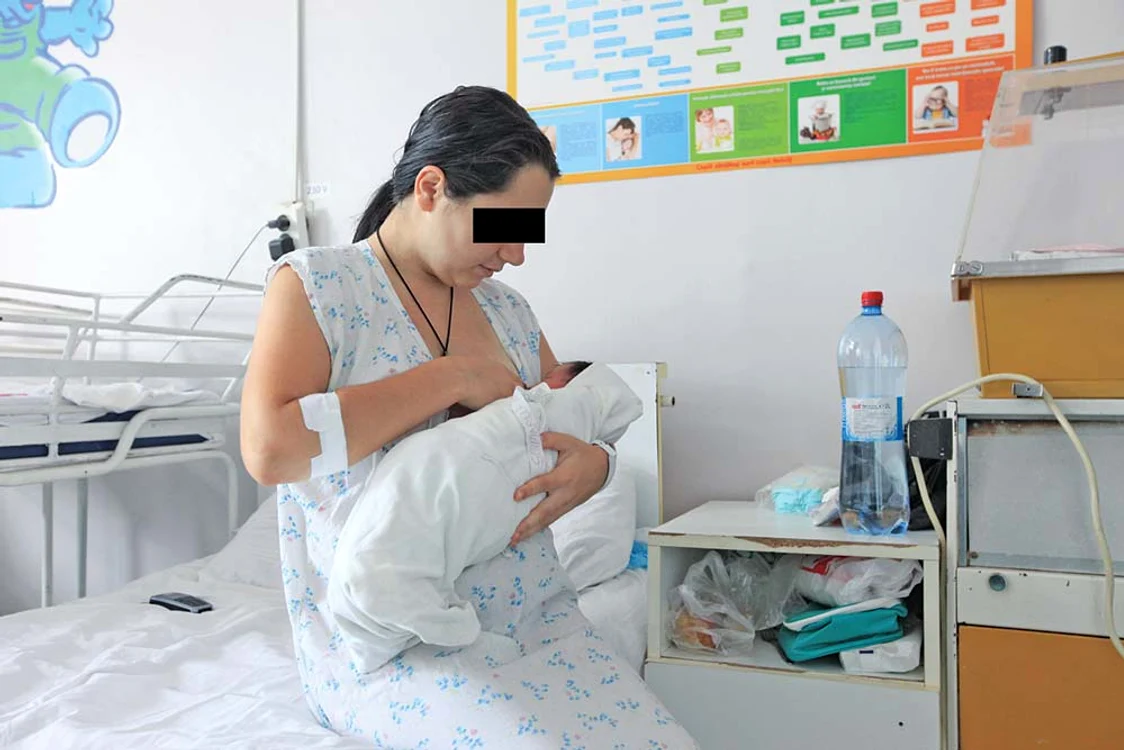 Adolescenta a fost  învăţată de asistente  să-şi alăpteze fetiţa
