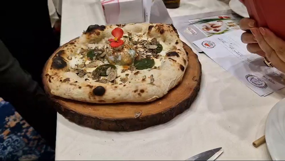 Pizza cu foiță de aur, vedetă la București. Ce conține delicatesa de lux prezentată la Campionatul Internațional de Pizza