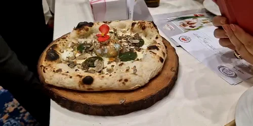 Pizza cu aur Bucuresti mp4 thumbnail png