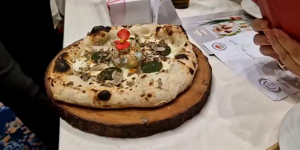 Pizza cu aur Bucuresti mp4 thumbnail png