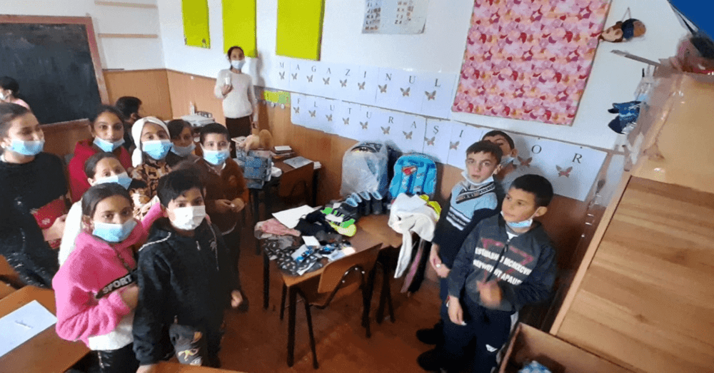 Magazinul Clasei aduce copiii la școală. Ideea care a crescut prezența la ore în zonele defavorizate