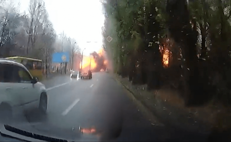 Momentul în care o rachetă rusească aruncă în aer mai multe mașini aflate în trafic VIDEO