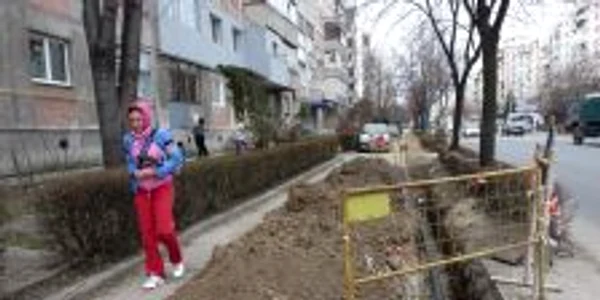 Piteştenii şi fac loc printre gropi