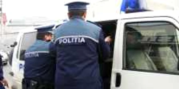 Poliţştii îl conduc la sediu pe şoferul suspect
