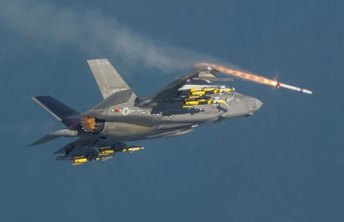 Un F-35 executând o tragere cu o rachetă AIM-132 ASRAAM  Lockheed Martin photo by Andy Wolfe