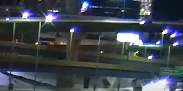 O tânără a supravieţuit după ce a căzut de pe o autostrada supraetajată din Wosconsin FOTO captura 