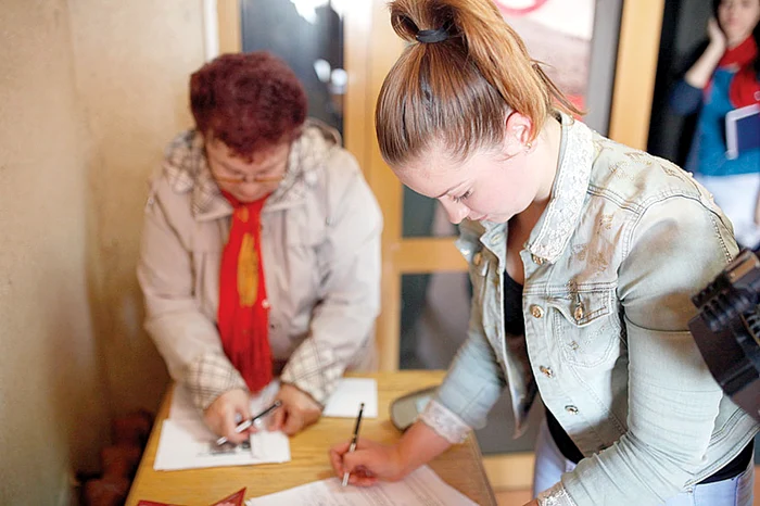 Mii de români au prezentat bonul câştigător la prima extragere a Loteriei fiscale