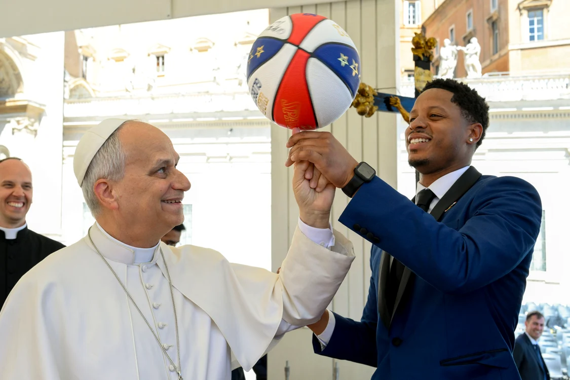 Suveranul pontif a învârtit pe deget o minge de baschet. FOTO: X/@NCRegister