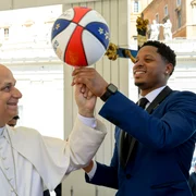 papa leon invarte o minge de baschet pe deget FOTO: X/@NCRegister