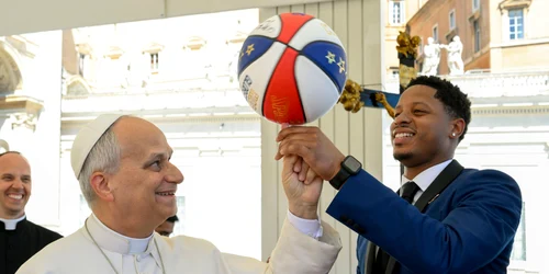 papa leon invarte o minge de baschet pe deget FOTO: X/@NCRegister