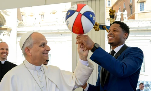 papa leon invarte o minge de baschet pe deget FOTO: X/@NCRegister