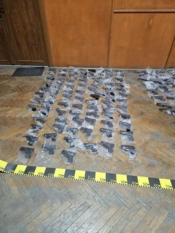 Camion plin cu arjme letale și țigări de contrabandă. Foto: Poliția de Frontieră