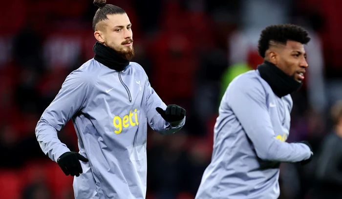 Radu Drăgușin (stânga) a fost lăudat de tatăl său în presa britanică (FOTO: Getty Images)