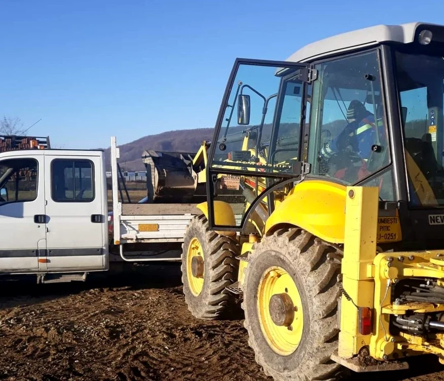 Drumul din satul Ponoare a fost reparat de câţiva localnici                      Foto: facebook.com/alex.ducu1