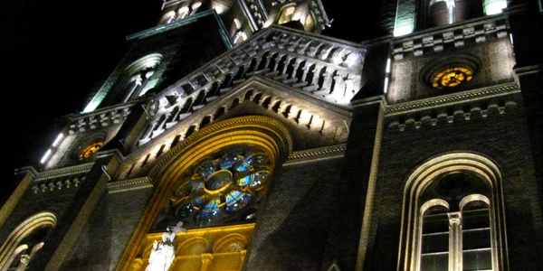 Biserica Millenium din Timişoara iluminată splendid FOTO Ştefan Both