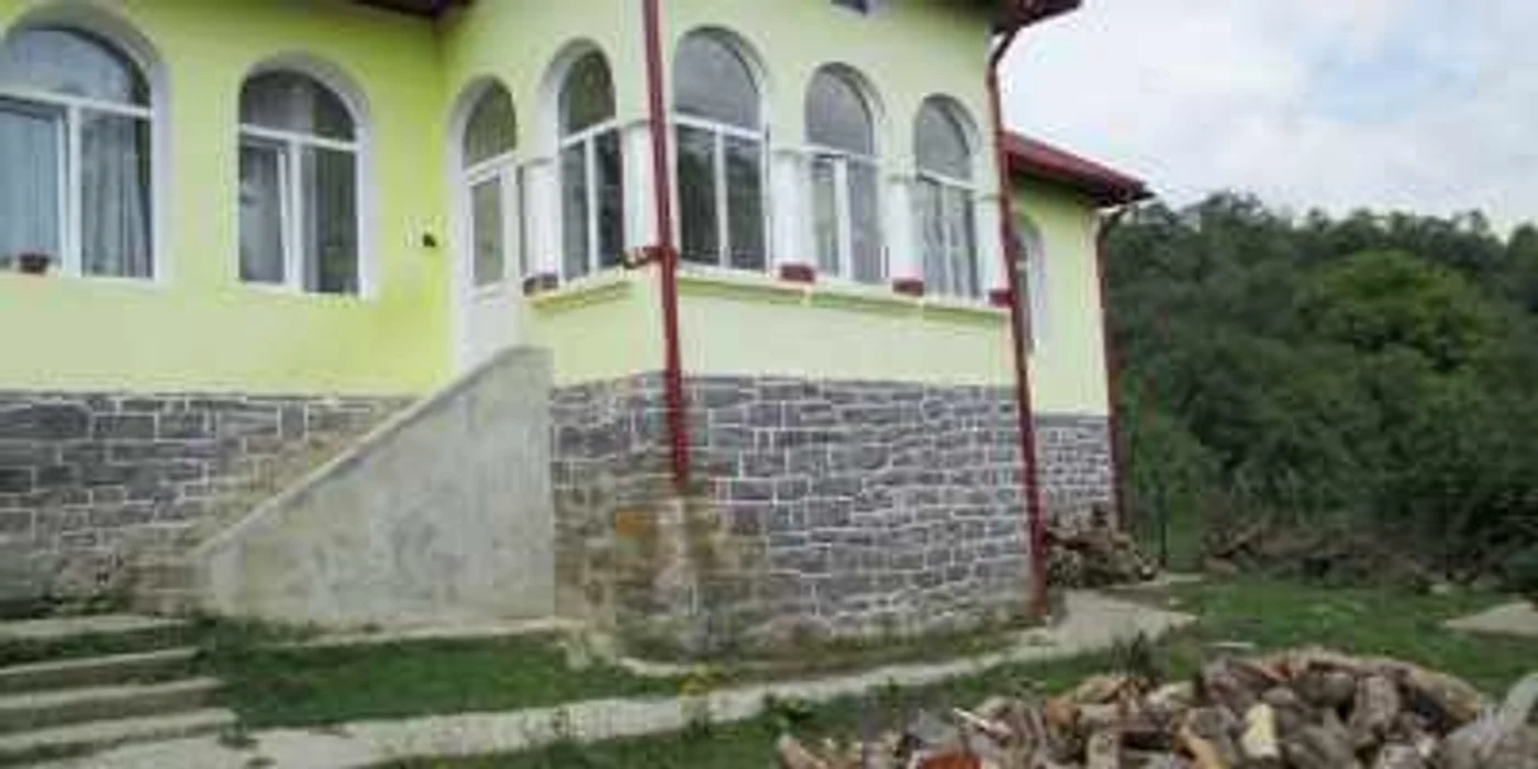 Una din şcolile reabilitate din comuna Racoviţa are centrală termică defectă. Foto Adevărul