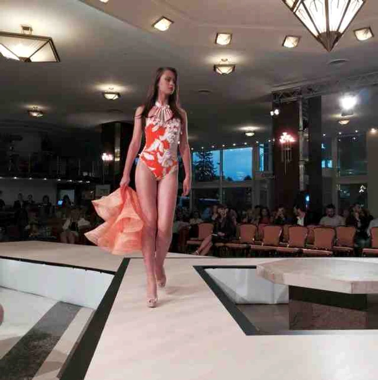 Rochie şi costum de baie, în acelaşi timp