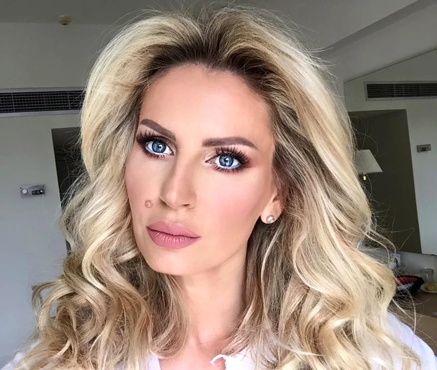 Andreea Bănică (37 de ani) se bronzează pe o plajă din Cipru, alături de două prietenefoto: Arhiva Personală