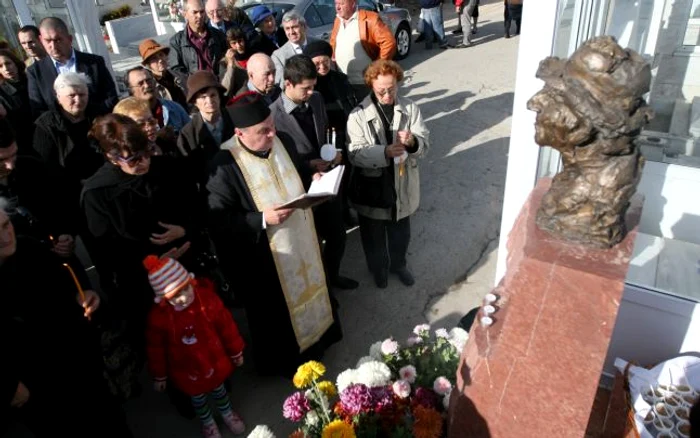 În timpul slujbei, la mormântul lui Jean Constantin