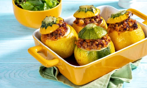 Dovlecei umpluti cu carne de vita si bulgur  Sursa foto shutterstock 2183389293 jpg