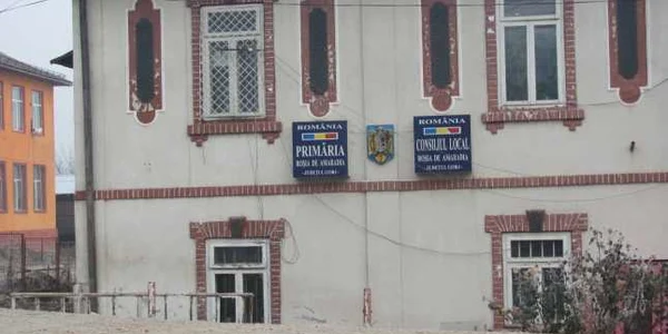Biserica se află lângă primărie