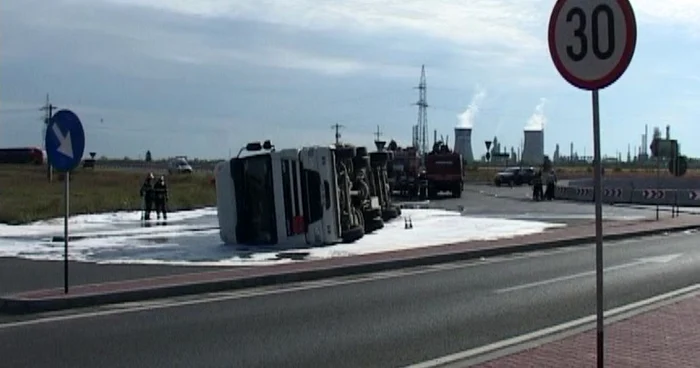 Cisterna răsturnată a blocat traficul pe autostradă şi Centura de Vest. FOTO Adevărul Ploieşti