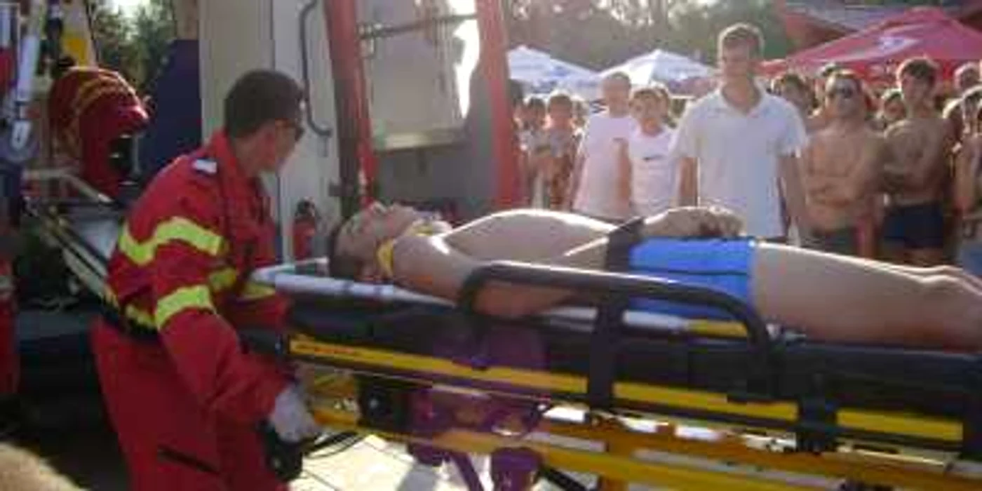 Arad: VIDEO UPDATE Tânărul leşinat în bazinul de la Ştrandul Neptun a murit  (GALERIE FOTO)
