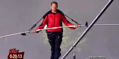 Nik Wallenda, la 46 de metri deasupra cascadei Niagara