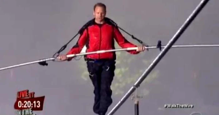 Nik Wallenda, la 46 de metri deasupra cascadei Niagara