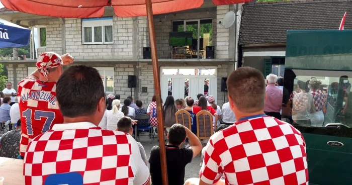 Atmosferă de meci mare în Ţinutul croaţilor din Banatul Montan FOTO Ş.Both