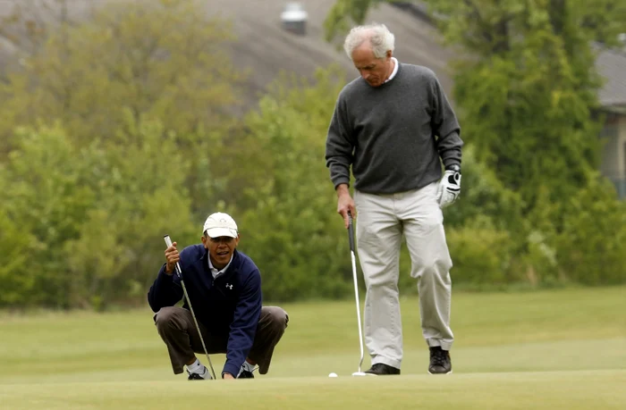 Barack Obama joacă frecvent golf, iar înainte de a-şi sărbători ziua de naştere a jucat cu prietenii săi pentru locurile din elicopeterul prezidenţial. Perdanţii au mers cu maşina. FOTO: Reuters