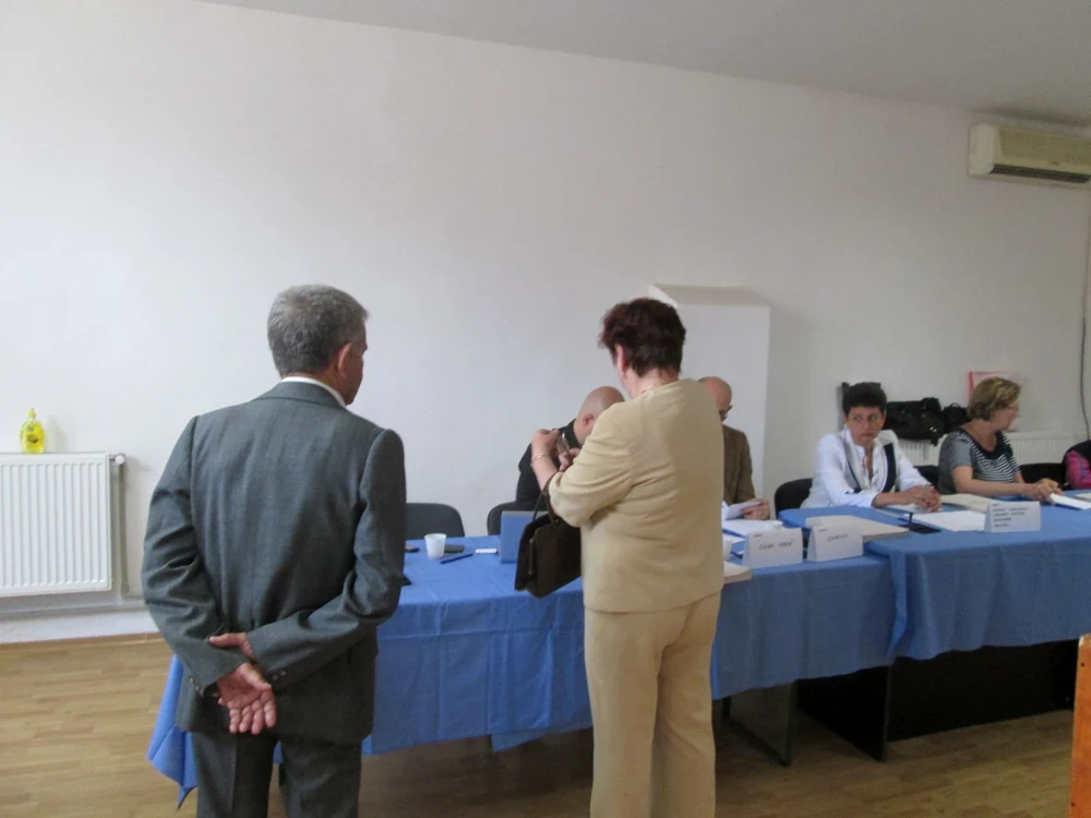 Prrintre primii arădeni care au votat la secţia 97