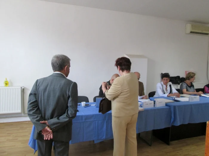 Prrintre primii arădeni care au votat la secţia 97
