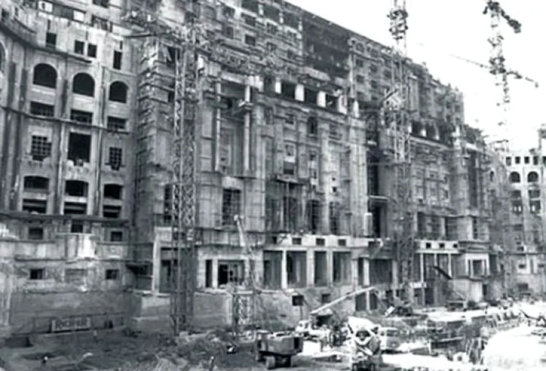 Construcția Casei Poporului au început pe 25 iunie 1984. Au au lucrat 20.000 de muncitori, jumătate civili, jumătate militari, timp de 5 ani