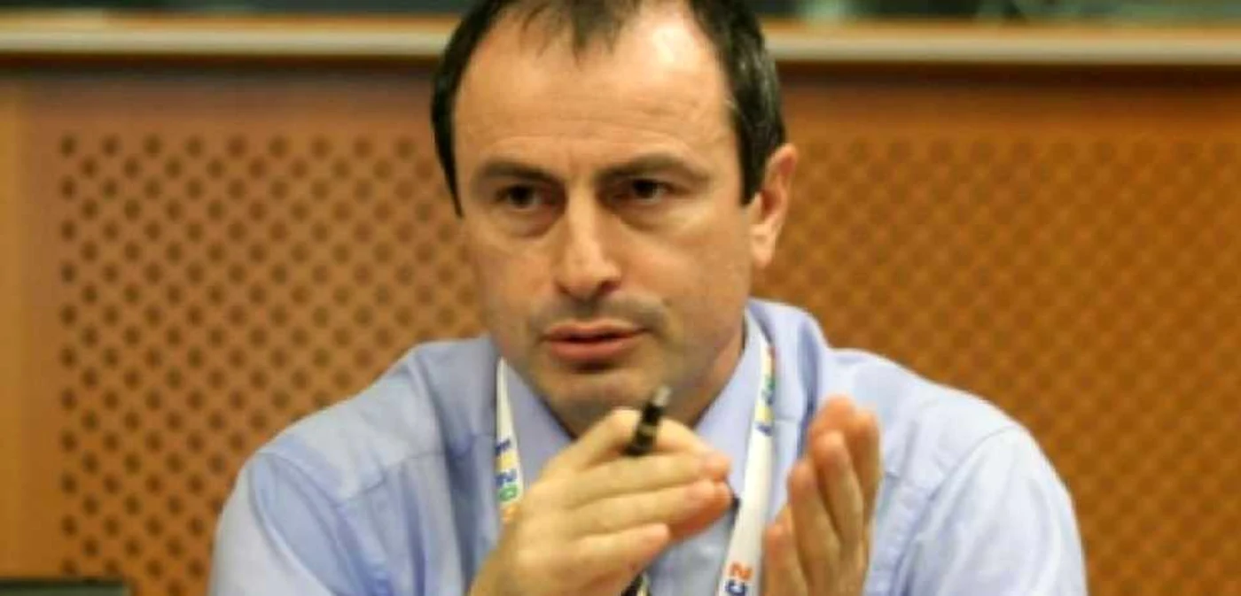 Achim Irimescu a fost, din 1998, şeful secţiei Agricultură, Pescuit şi Dezvoltare Rurală al Reprezentanţei Permanente a României pe lângă Uninea Europeană