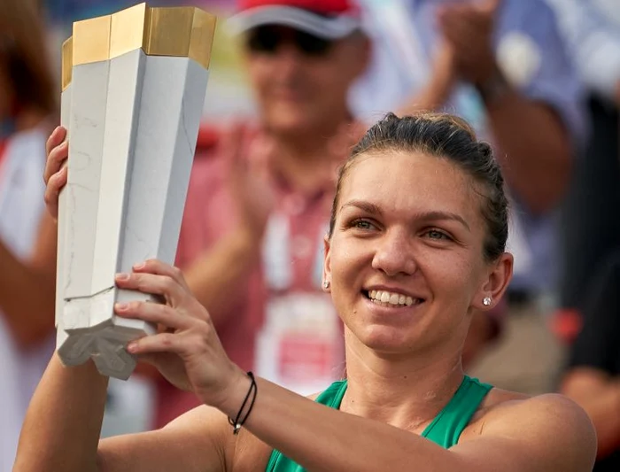 Simona Halep, cu trofeul cucerit la Montreal