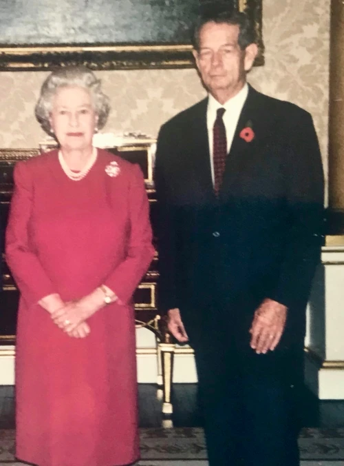 Regele Mihai Regina Elisabeta II Buckigham Palace 2002 FOTO Romaniaregala ro jpg