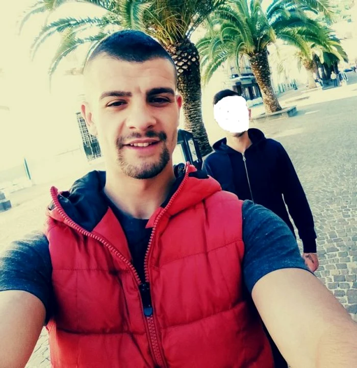 
    După stingerea incendiului, pompierii au găsit într-o cameră din podul imobilului un bărbat carbonizatFoto: captură stirileprotv.ro  