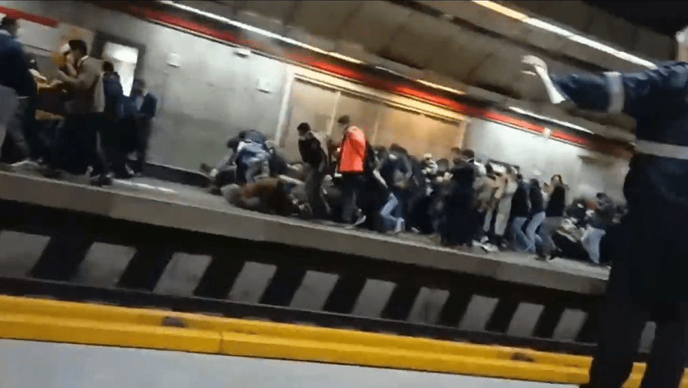 Imagini șocante la Teheran. Poliția a deschis focul într-o stație de metrou și a bătut femei VIDEO