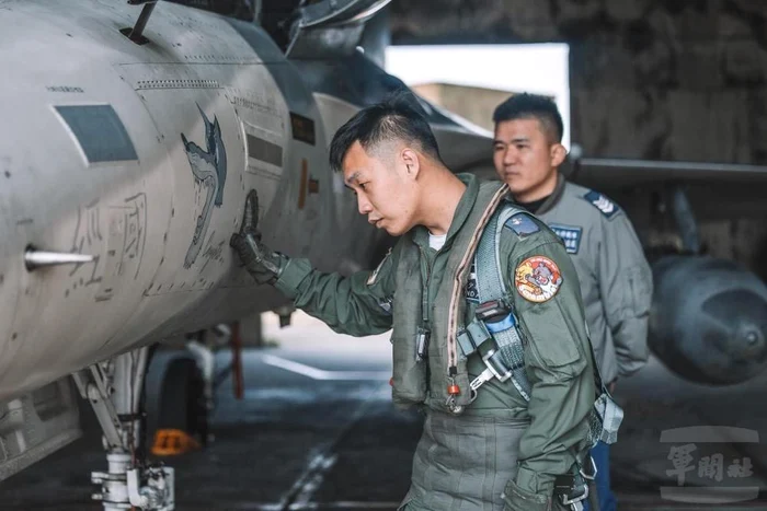 Piloții taiwanezi au pe uniformă un ecuson care îl ironizează pe președintele Chinei FOTO: Twitter