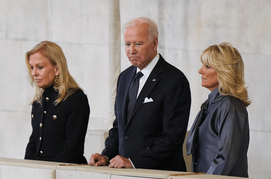 Joe Biden s-a recules la sicriul reginei Elisabeta a II-a VIDEO