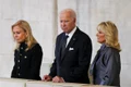 Joe Biden s-a recules în faţa sicriului reginei Elisabeta FOTO Profimedia