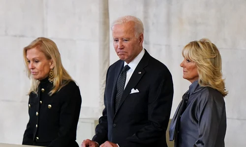 Joe Biden s-a recules în faţa sicriului reginei Elisabeta FOTO Profimedia