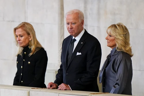 Joe Biden s-a recules în faţa sicriului reginei Elisabeta FOTO Profimedia