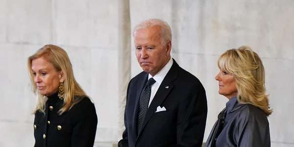 Joe Biden s-a recules în faţa sicriului reginei Elisabeta FOTO Profimedia