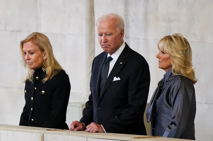 Joe Biden, însoţit de prima doamnă a SUA, la funeraliile reginei Elisabeta a II-a FOTO Profimedia